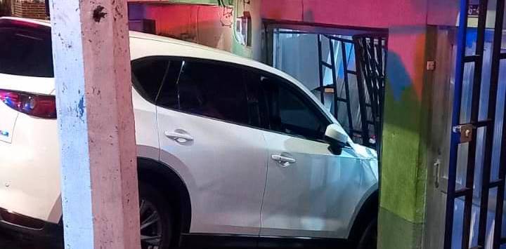 El carro terminó estrellado contra un garaje. /FOTO: CORTESÍA El carro terminó estrellado contra un garaje. /FOTO: CORTESÍA