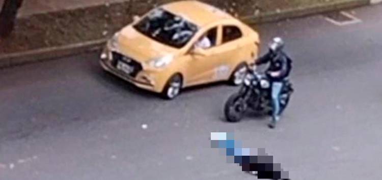 El presunto fletero quedó tendido en plena vía pública. /FOTO: CORTESÍA-DENUCIAS ANTIOQUIA El presunto fletero quedó tendido en plena vía pública. /FOTO: CORTESÍA-DENUCIAS ANTIOQUIA
