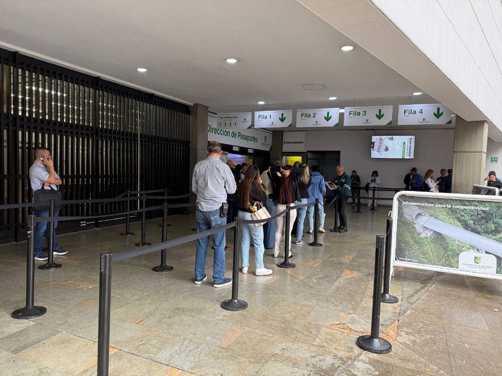 Filas para recibir pasaportes en La Alpujarra. <b><span class=mln_small-caps_mln>/FOTO: COMUNICACIONES OFICINA DE PASAPORTES</span></b>