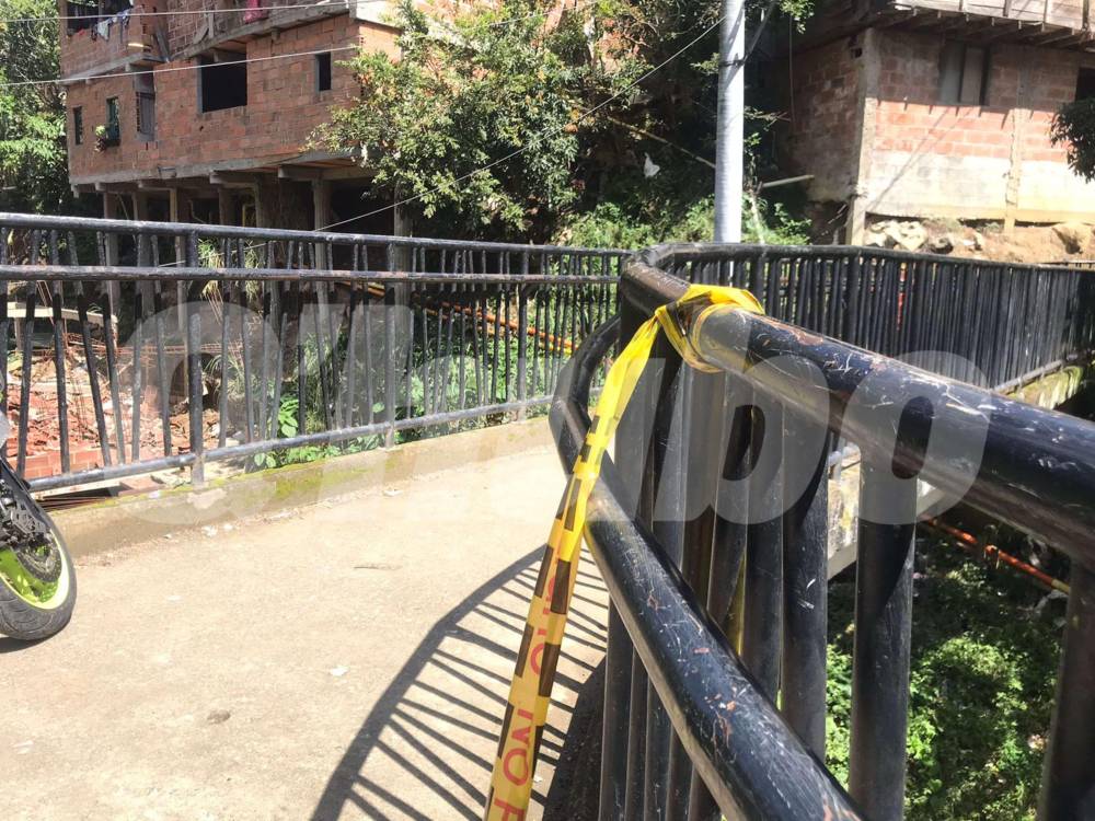 En este puente fue donde la víctima fue interceptada por el sicario. <b><span class=mln_small-caps_mln>/FOTO: LAURA ROSA JIMÉNEZ VALENCIA</span></b>