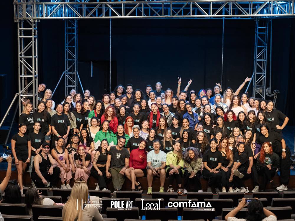 En el medio, Sandra Suárez, junto a los participantes de Pole Art Colombia 2025. FOTO: CORTESÍA