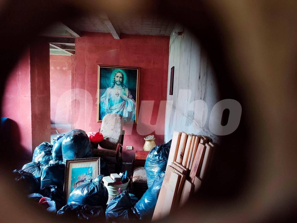 Q’HUBO estuvo en el lugar de los hechos un día después del crimen y así se veía el apartamento de la víctima a través de un hueco que había en la puerta. /FOTO: ANDRÉS GARCÍA HERNÁNDEZ