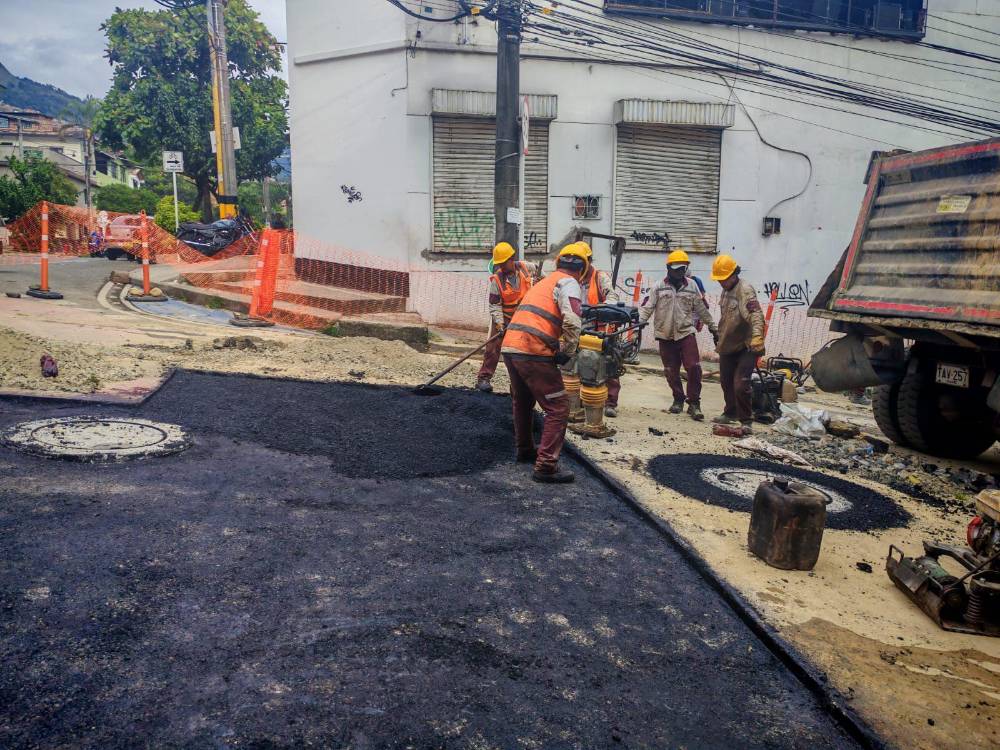 Proceso de pavimentación del hueco. FOTO: CORTESÍA EPM