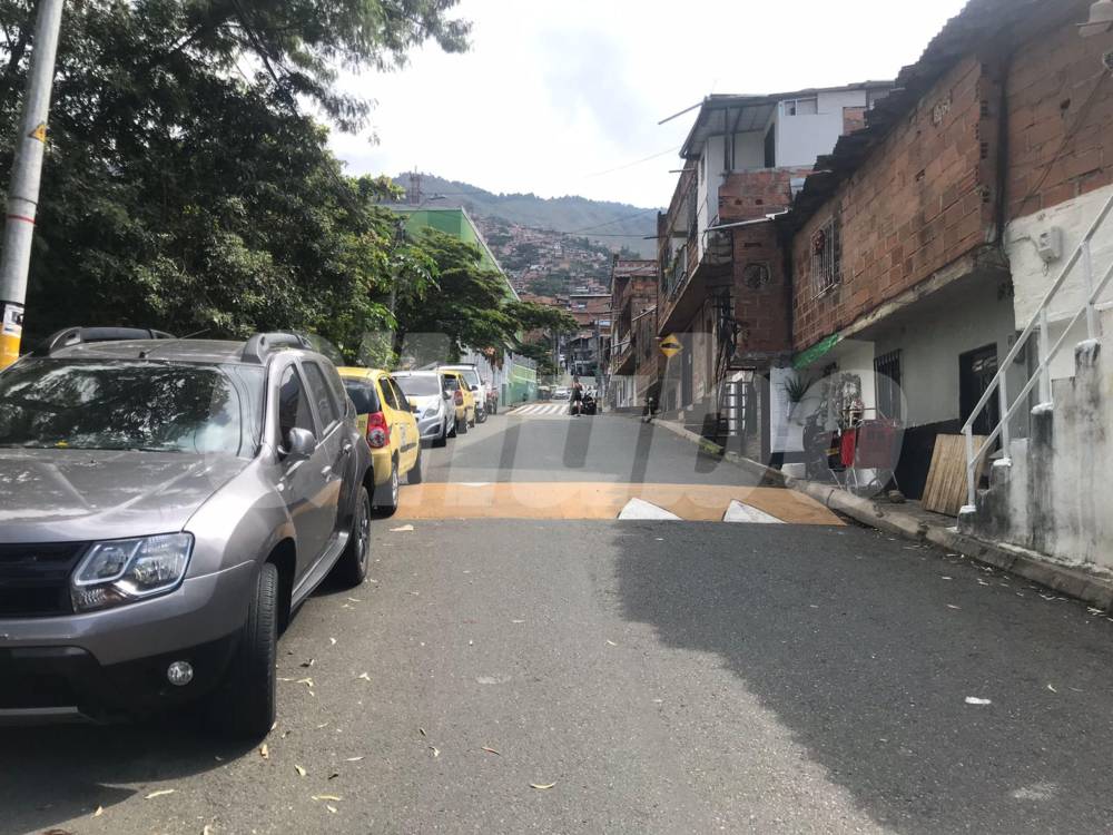 En esta cuadra del barrio El Pomar fue asesinado el subintendente de la Policía Iván Ferney Tabares Restrepo. FOTO: LAURA ROSA JIMÉNEZ VALENCIA