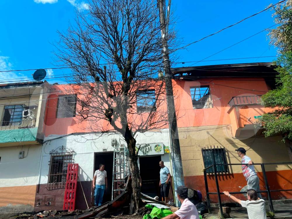 Así se veía el lugar del incendio en la mañana de este lunes festivo. <b><span class=mln_small-caps_mln>/FOTO: SINDY VALLE</span></b>