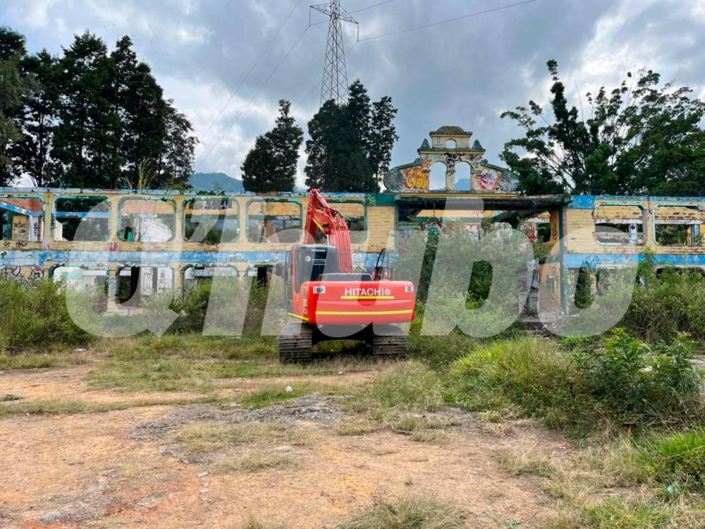 $!En cuestión de minutos el antiguo orfanato quedó hecho escombros. /FOTO: ANDRÉS FELIPE OSORIO GARCÍA