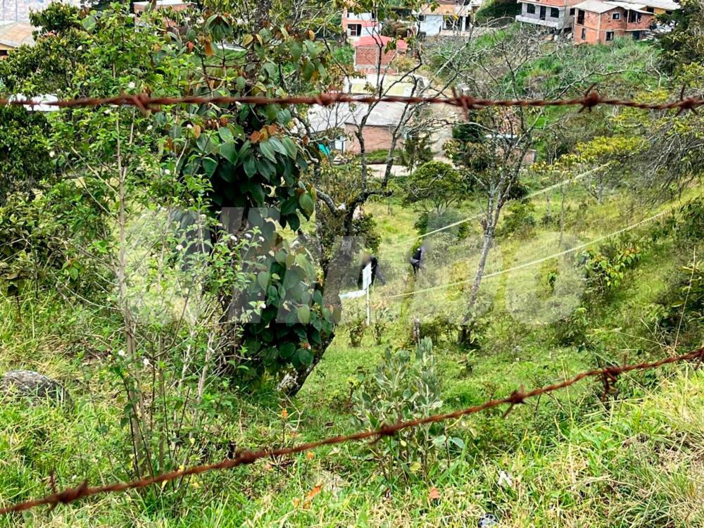 El cuerpo de Agudelo Gañán lo abandonaron a 30 metros de la vía Medellín - San Pedro de Los Milagros. /FOTO: ANDRÉS FELIPE OSORIO GARCÍA