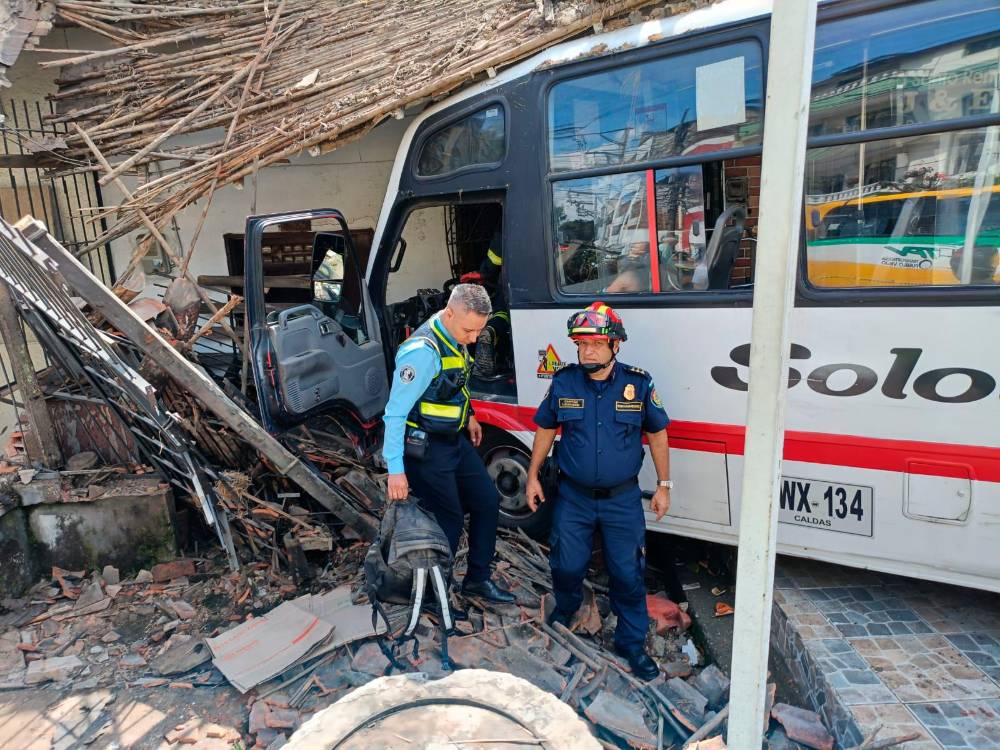 Así quedó la estructura contra la que chocó el bus.