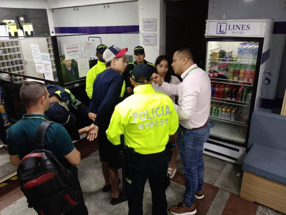 Hasta el hotel donde se estaban hospedando estas personas llegaron los policías. FOTO: POLICÍA METROPOLITANA