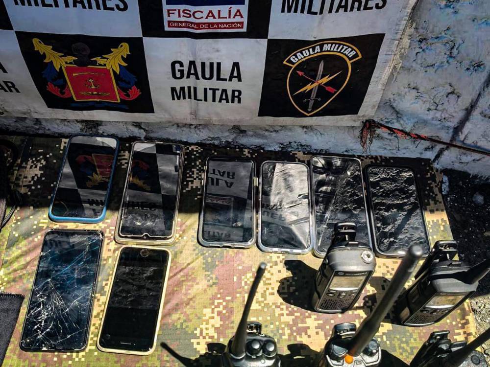Algunos de los elementos de comunicación incautados. FOTO: EJÉRCITO