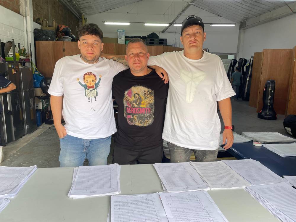 Los hermanos Alexánder (izq.), Renso (centro) y Nicolás (der.) son apodados dentro de la orquesta como ‘los Victorinos’ y son los responsables de que todo esté al pelo cuando llegue el concierto. FOTO: JAIDER ESCOBAR