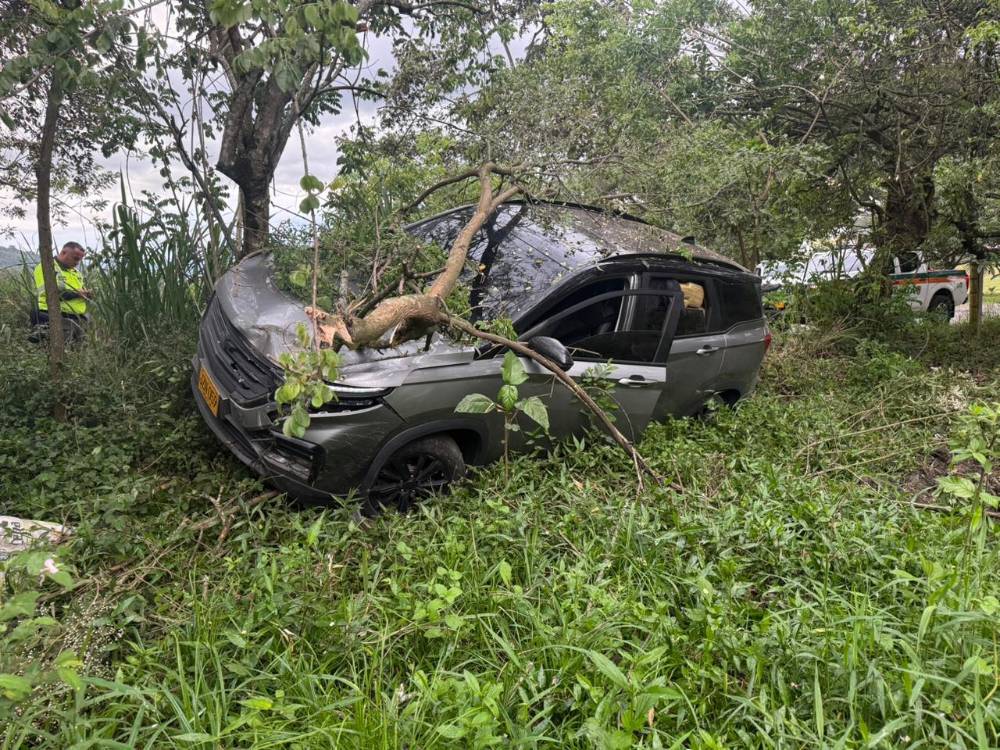 Así quedó le carro tras el choque. FOTO: CORTESÍA POLICÍA VALLE DEL CAUCA
