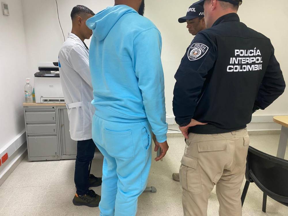 El momento en el que le notifican a Mojica de su captura. FOTO: POLICÍA NACIONAL