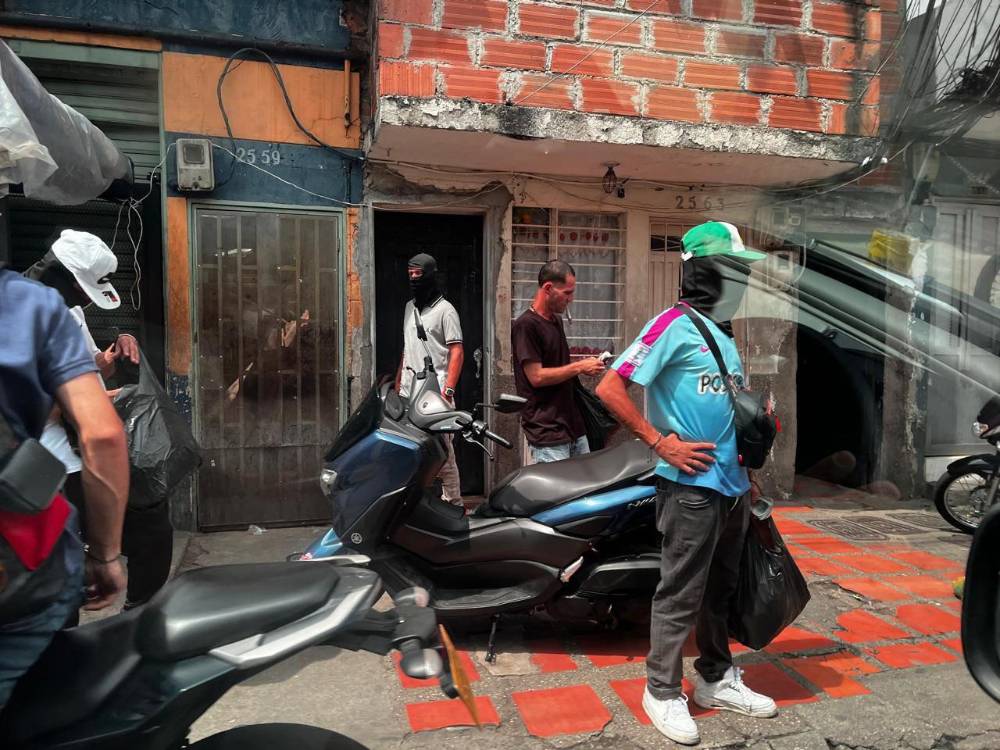 Así fueron difundidos los presuntos expendedores de droga en Barrio Antioquia. FOTO: TOMADO DE X @FICOGUTIERREZ