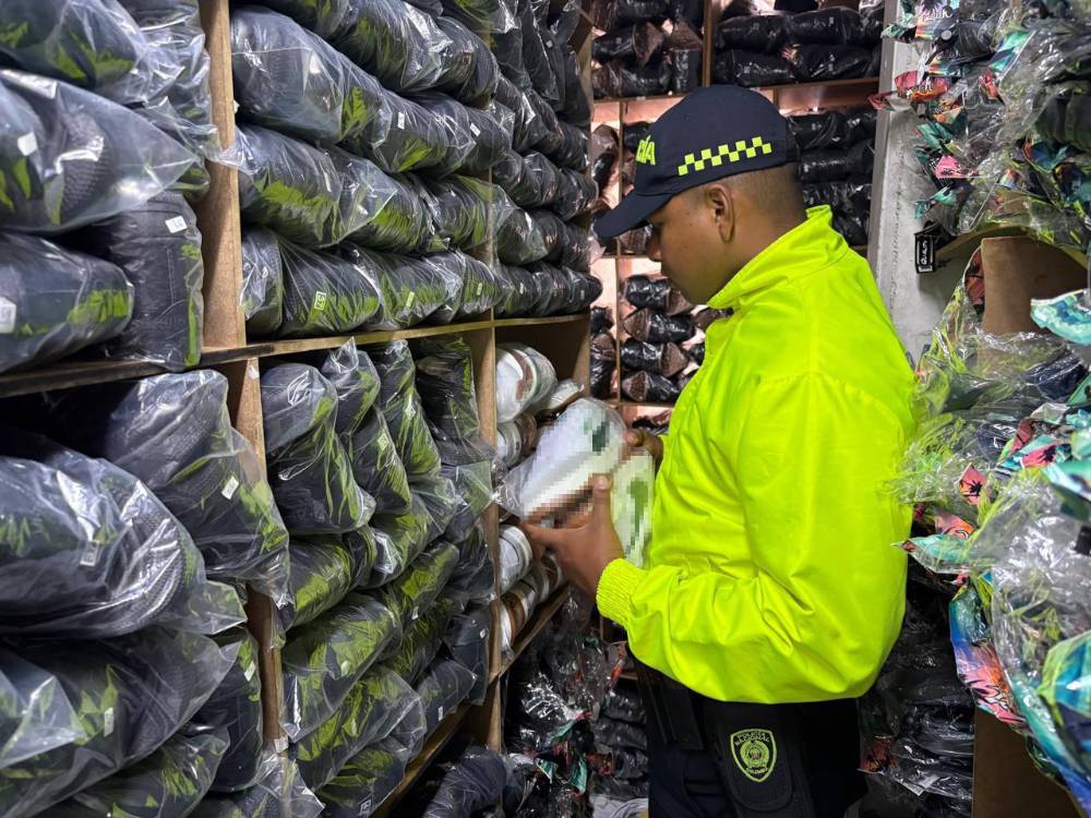 Incautación de zapatos y gorras en el centro de Medellín. <b><span class=mln_small-caps_mln>/FOTO: CORTESÍA MEVAL</span></b>