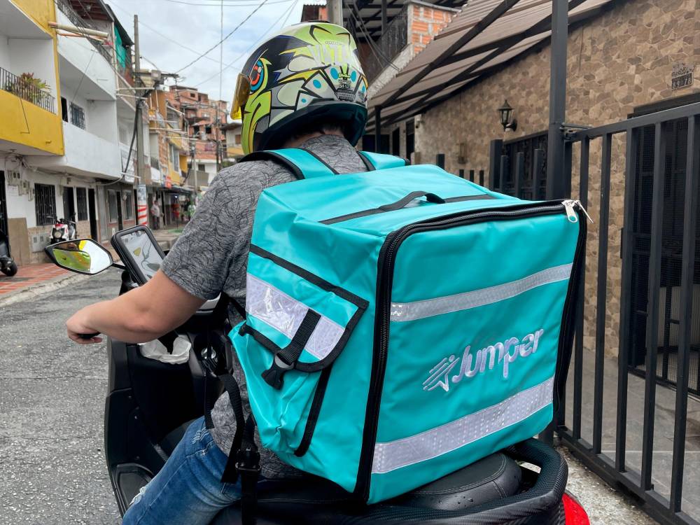 Gracias a unos concursos de Ruta N en los que fue exaltado, Jumper obtuvo los recursos para conseguir los bolsos que le suministran a los domiciliarios. / FOTO: JAIDER ESCOBAR.