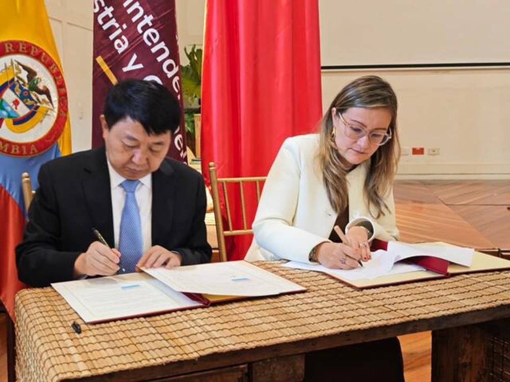 En la foto aparecen Luo Wen, ministro de la Administración Estatal para la Regulación de Mercado de la República Popular China; y Cielo Rusinque, superintendente de Industria y Comercio de Colombia en 2025. FOTO: COLPRENSA