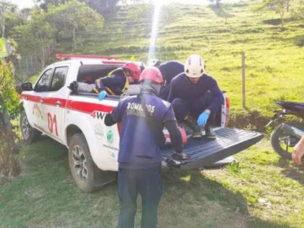 Atención del Cuerpo de Bomberos San Carlos tras la muerte de Milton García en Balneario El Chispero de San Carlos. FOTO: CORTESÍA ALCALDÍA DE SAN CARLOS