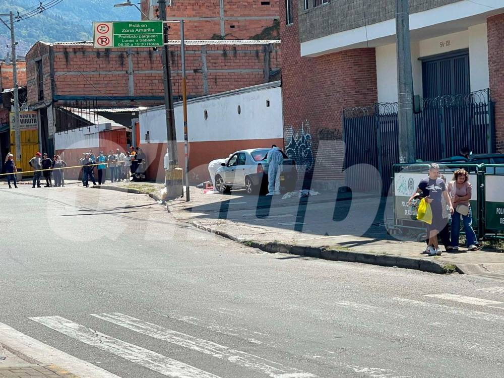 El vehículo involucrado en el hecho quedó sobre un andén. /FOTO: SINDY VALLE