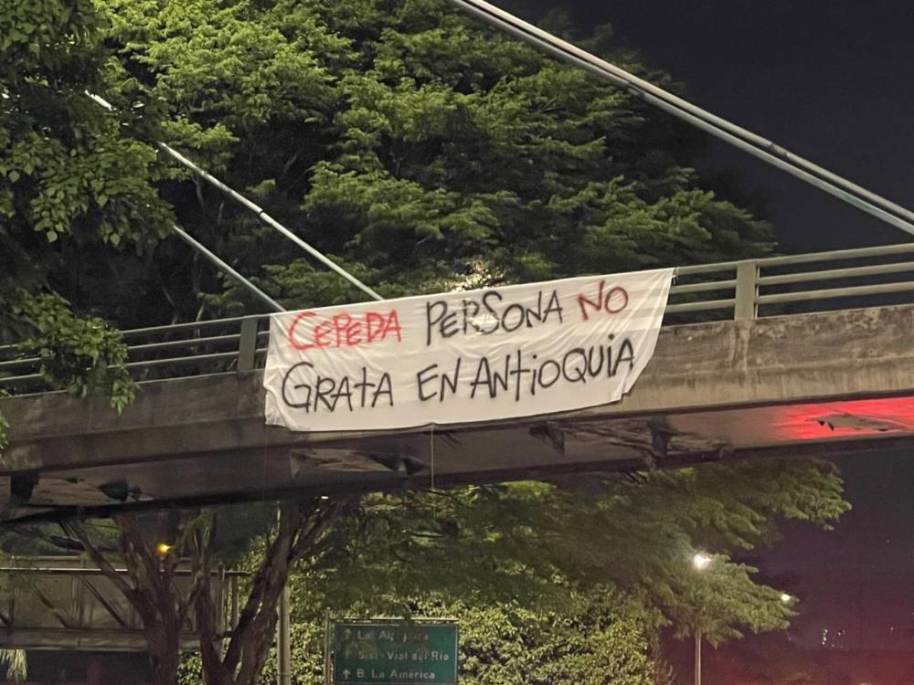 Puente peatonal con uno de los mensajes. FOTO: DENUNCIAS ANTIOQUIA