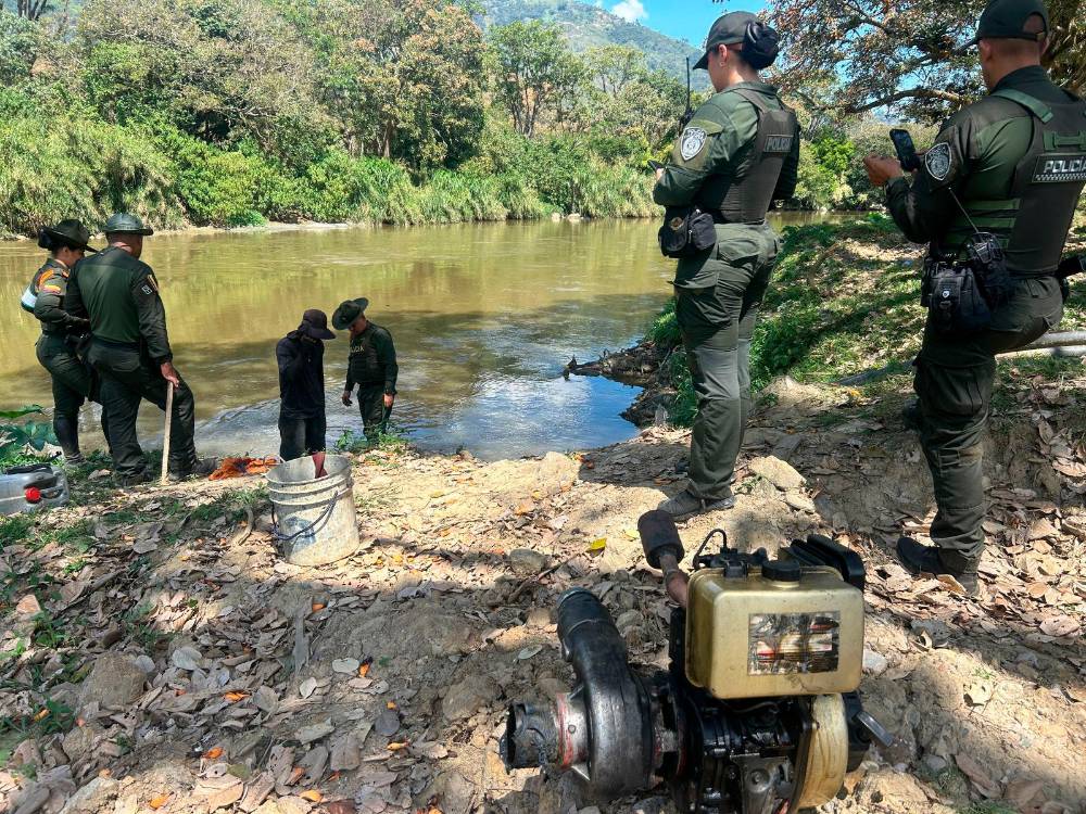 EN FOTOS: Los pillaron sacando oro del río en Barbosa y los capturaron