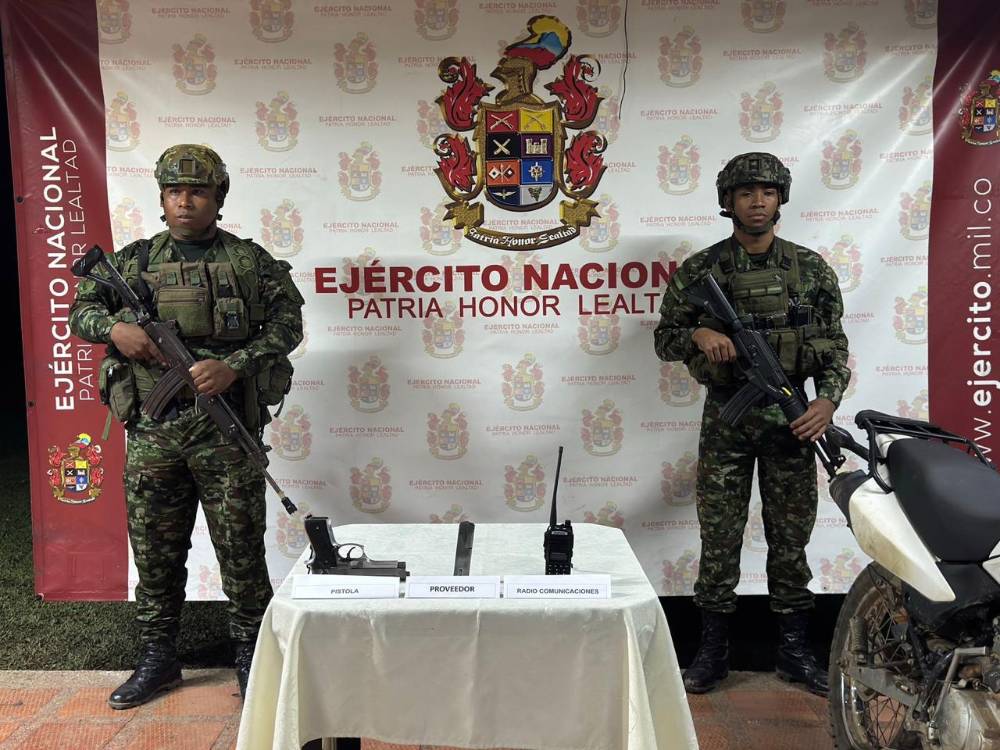 Durante el operativo las tropas incautaron un arma de fuego, un radio y una motocicleta. <b><span class=mln_small-caps_mln>/FOTO: EJÉRCITO NACIONAL</span></b>
