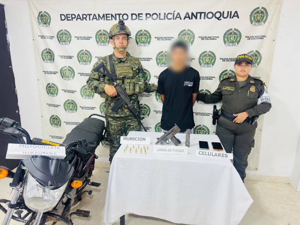 Captura de alias Sebastián y elementos incautados. FOTO: POLICÍA ANTIOQUIA