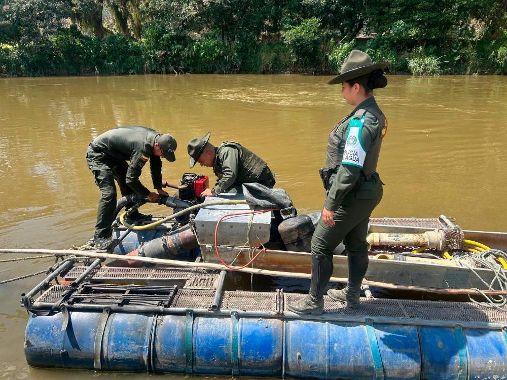 EN FOTOS: Los pillaron sacando oro del río en Barbosa y los capturaron