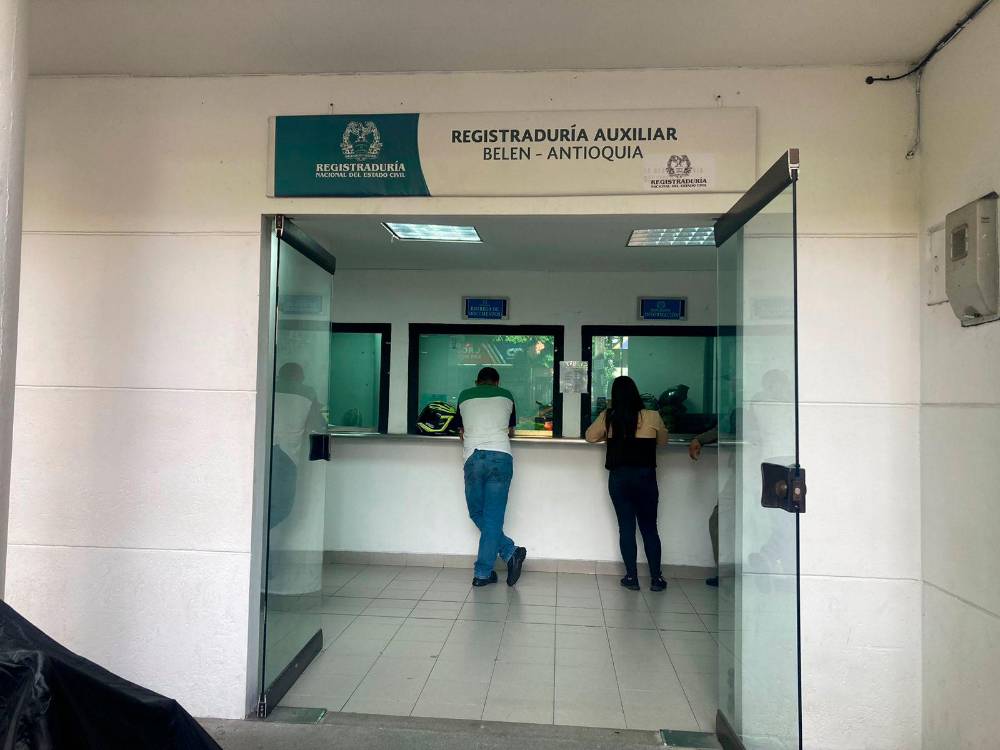 En toda la entrada, al lado derecho, encontrará la ventanilla de la Registraduría.