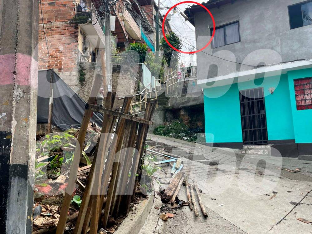 En el círculo rojo la punta del techo contra el que se golpeó Eleisy Jorleny. /FOTO: SINDY VALLE