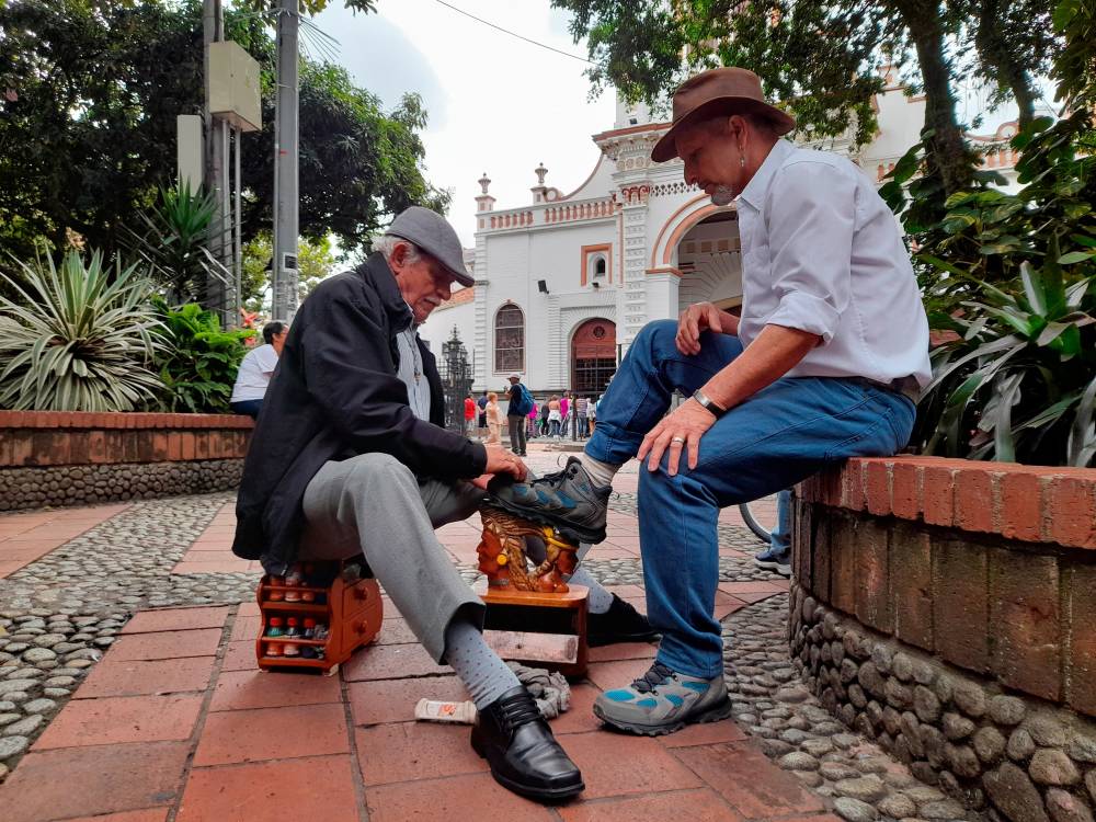 “Este parque es la oficina mía, donde tengo mi cajita para trabajar y mis grandes amigos, que no faltan”, dice Nicolás Betancourt, embolador.