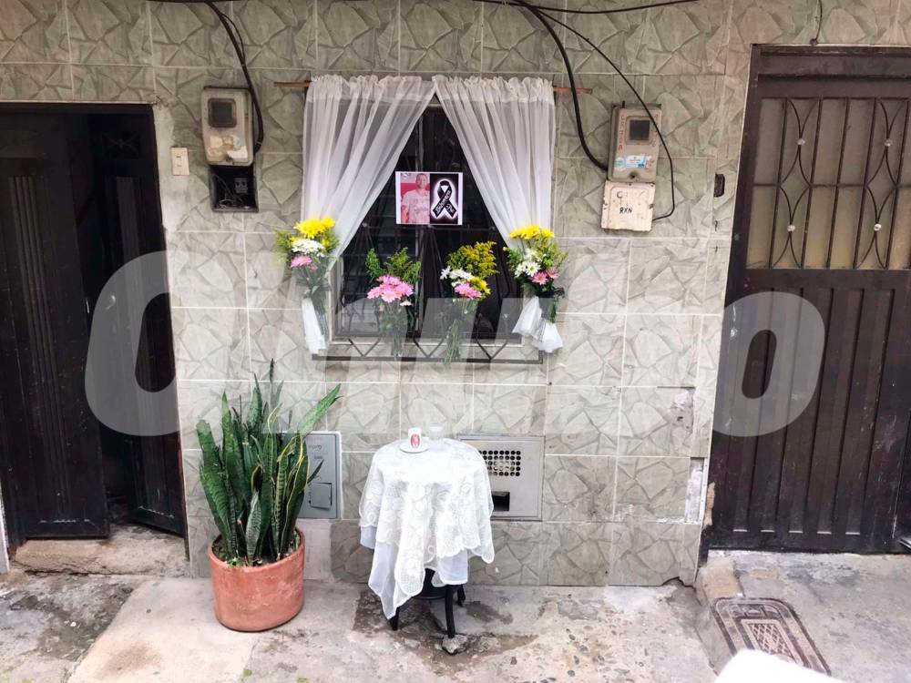Este es el altar que hicieron familiares y amigos de Juan Fernando en el barrio. <b><span class=mln_small-caps_mln>/FOTO: LAURA ROSA JIMÉNEZ VALENCIA</span></b>