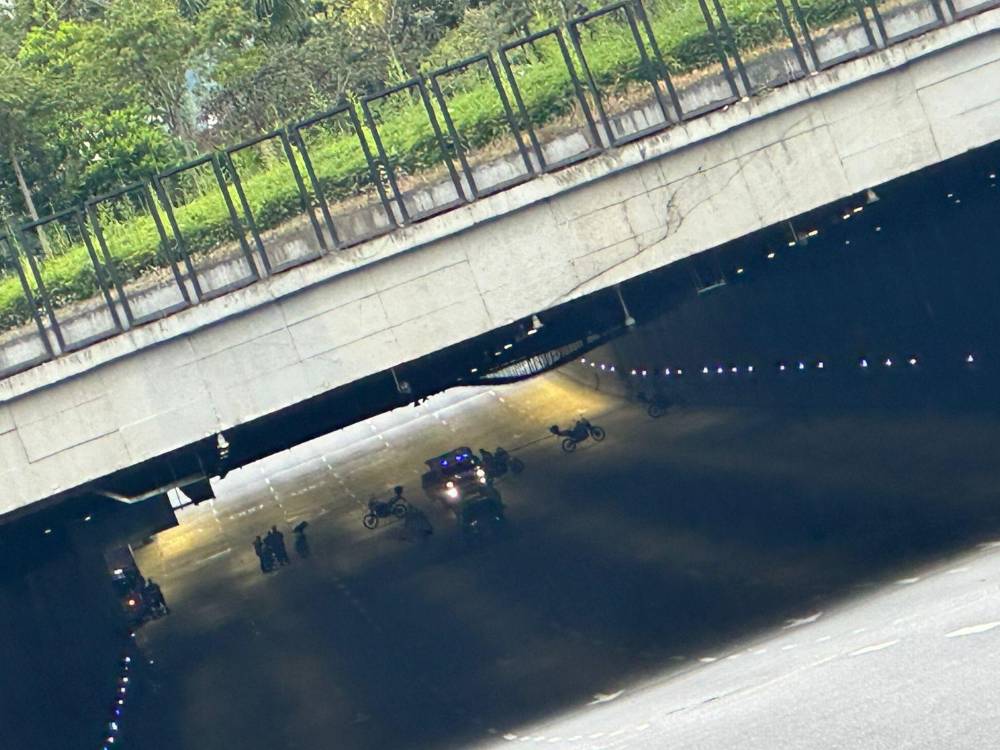 Levantamiento del cuerpo en el soterrado, sentido norte-sur. FOTO: TOMADO DE FACEBOOK PRENSA PAISA #LAORIGINAL