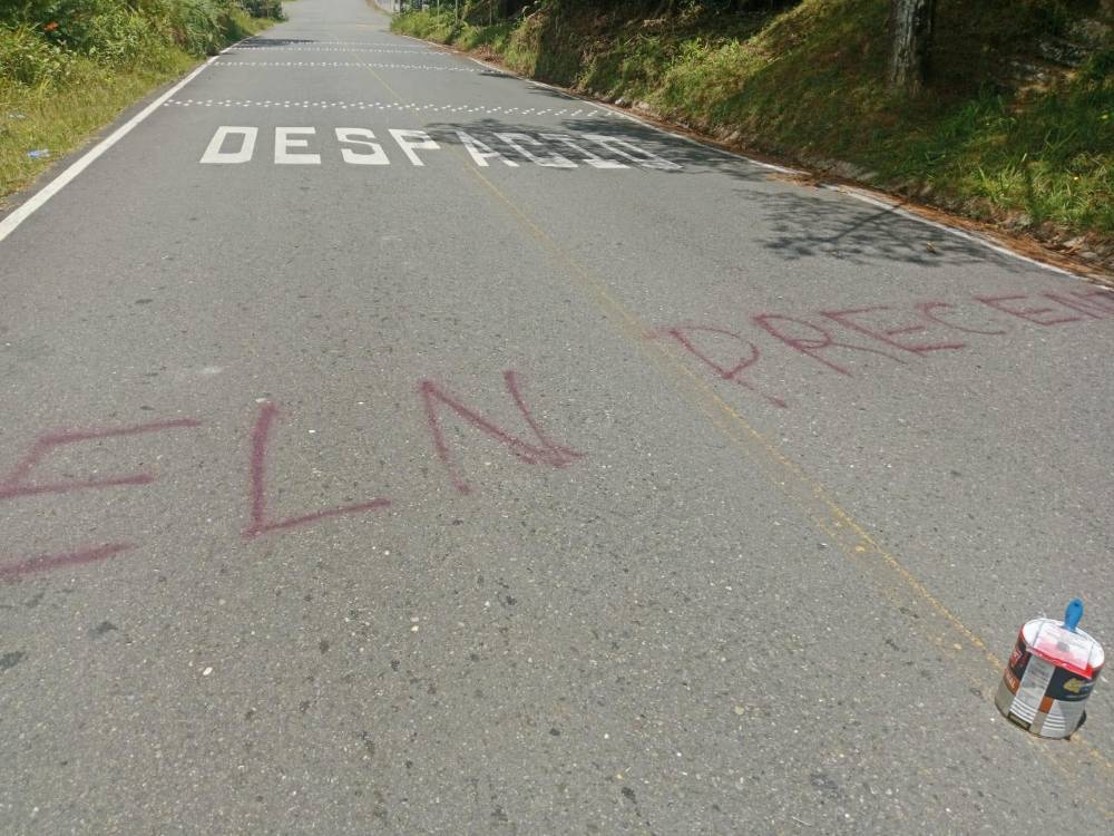 Grafiti encontrado en la vía. FOTO: CORTESÍA