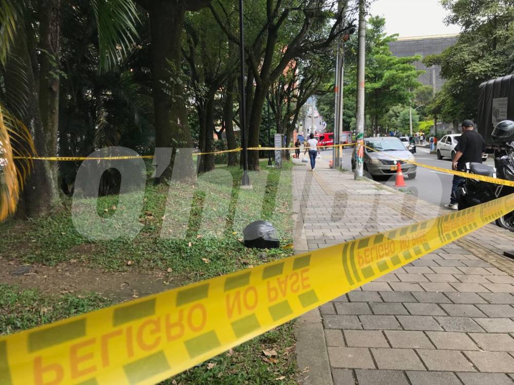 Este es el casco que se le cayó a uno de los implicados en el homicidio. No lo llevaba bien abrochado cuando se salió del lugar. FOTO: LAURA ROSA JIMÉNEZ VALENCIA