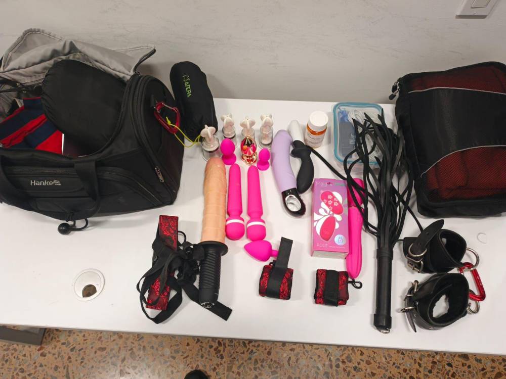 Estos son algunos de los elementos que le encontraron en la maleta. <b><span class=mln_small-caps_mln>/FOTO: MIGRACIÓN COLOMBIA</span></b>