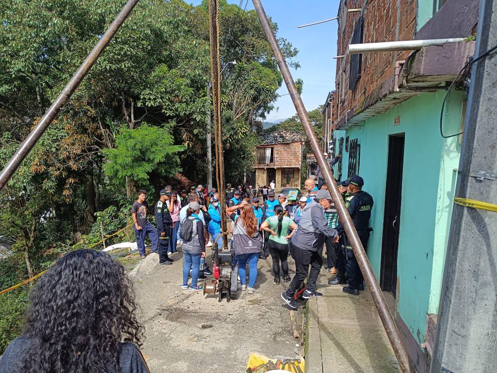 Autoridades dan indicaciones a la comunidad.<b><span class=mln_small-caps_mln>/FOTO: CRISTIAN VÁSQUEZ</span></b>