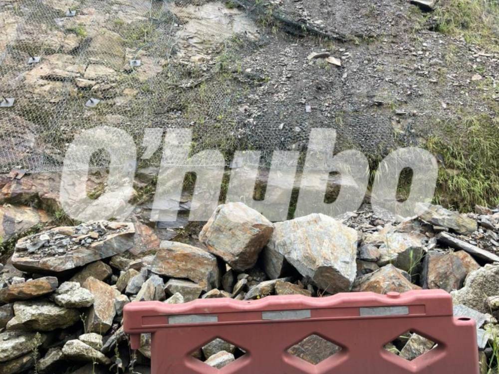 Algunas de las piedras que han caído en el lugar. FOTO: SINDY VALLE