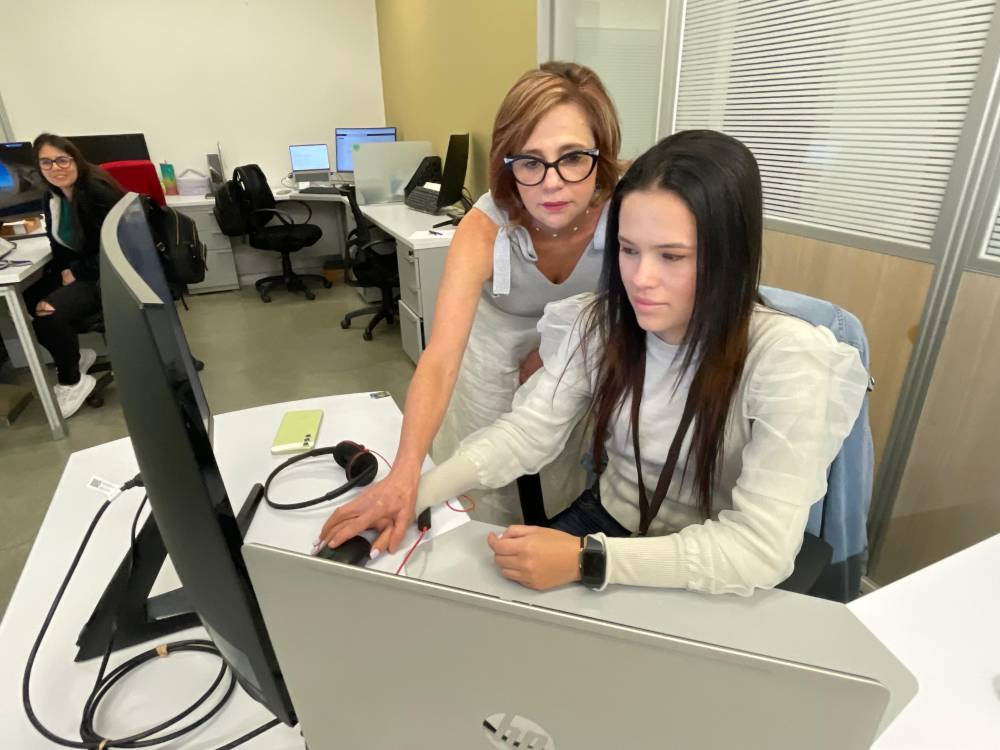 Adriana María Uribe Posada (izq.) comparte su conocimiento sin egoísmo. FOTOS: JAIDER ESCOBAR