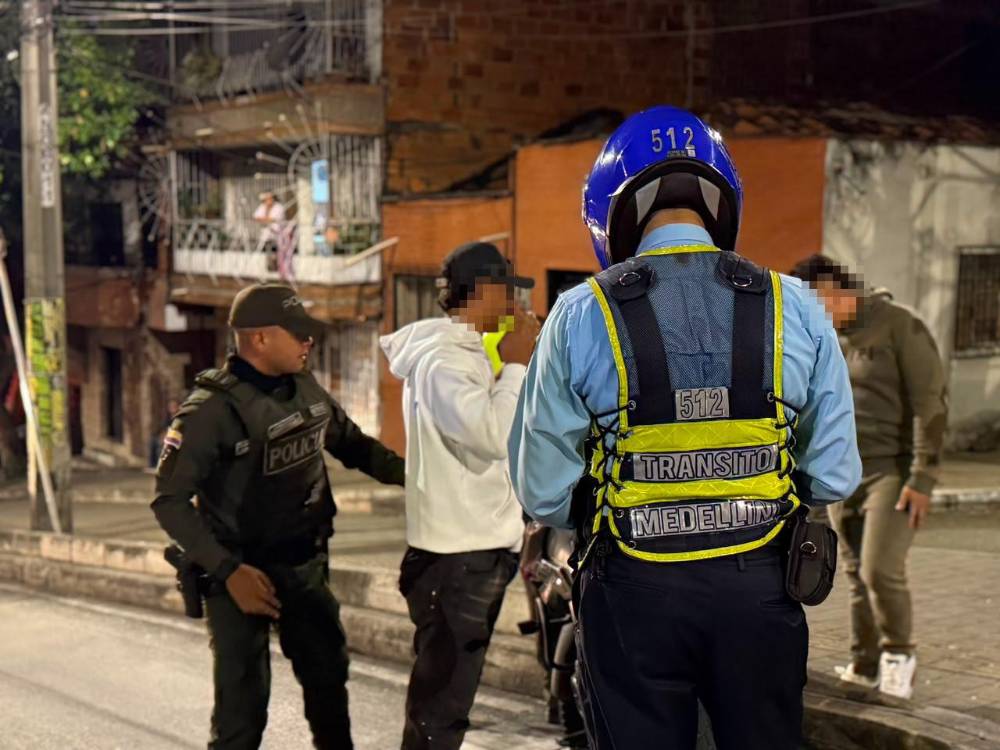 Operativo de control en el corredor exclusivo del metroplús. FOTO: ALCALDÍA DE MEDELLÍN