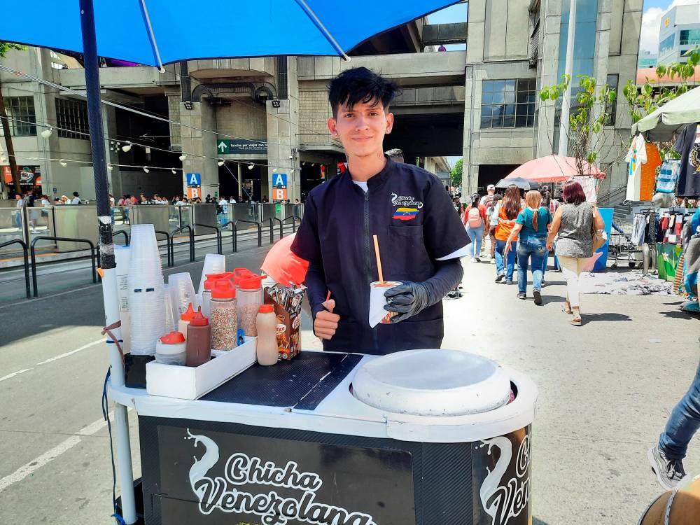 Pedro Villamizar lleva tres años vendiendo chicha venezolana en el Centro de Medellín. / FOTO: DANIEL GONZÁLEZ.