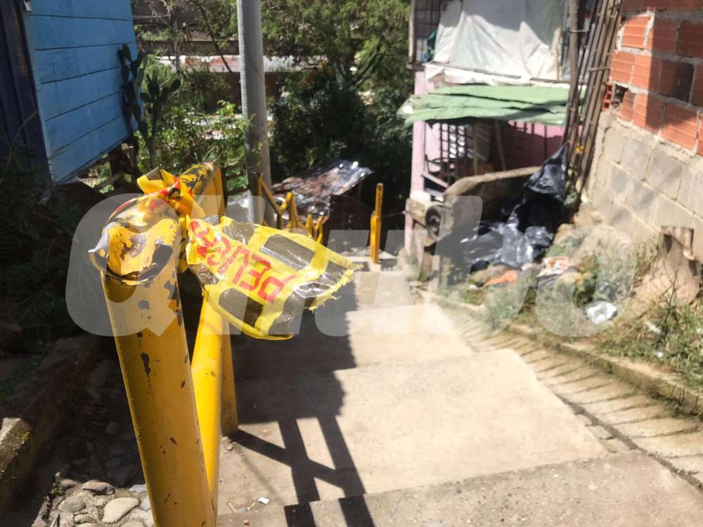 En estas escaleras de la entrada al sector Los Ranchos, en Esfuerzos de Paz 2, fue donde Elías Mena Marín se desplomó por las heridas. <b><span class=mln_small-caps_mln>/FOTO: LAURA ROSA JIMÉNEZ VALENCIA</span></b>