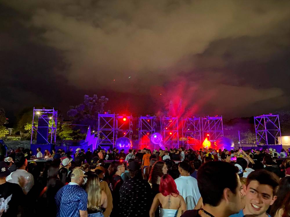 El acceso fue con boletas. Las entregaron en emisoras y entre los clubes de fans. /FOTO: WENDY RESTREPO GUZMÁN