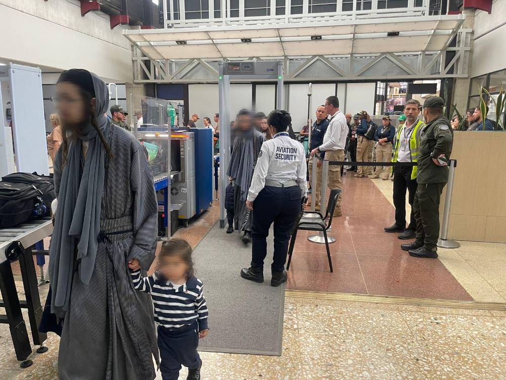 La expulsión se hizo efectiva el lunes. Los adultos fueron enviados en un vuelo hacia Nueva York. FOTO: MIGRACIÓN COLOMBIA