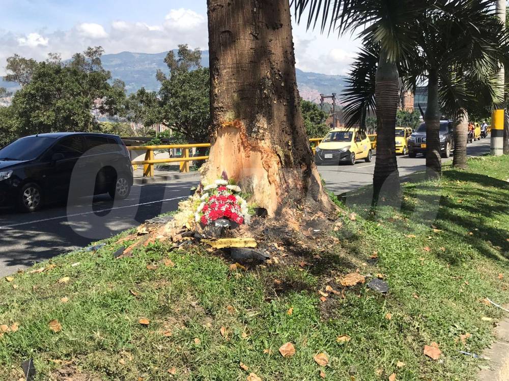 Q’HUBO visitó el lugar del accidente y encontró este ramo de flores que habría llevado un colega taxista en homenaje a su compañero. <b><span class=mln_small-caps_mln>/FOTO: LAURA ROSA JIMÉNEZ VALENCIA</span></b>