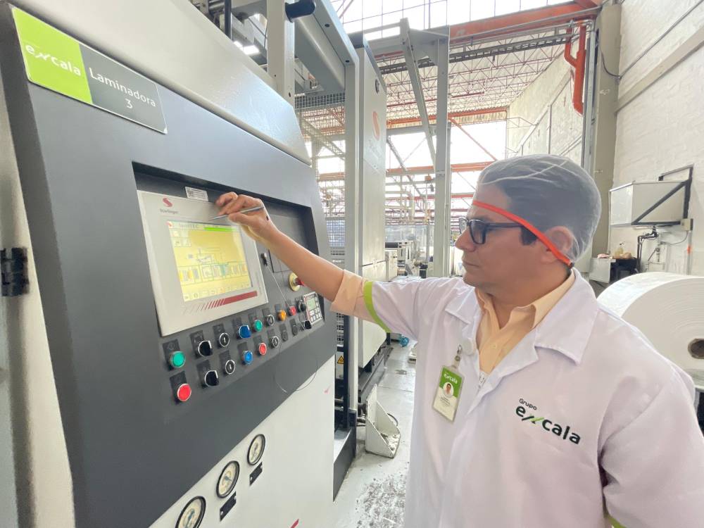 Jeysson Zapata Serna en sus recorridos por la planta. FOTO: JAIDER ESCOBAR BUITRAGO