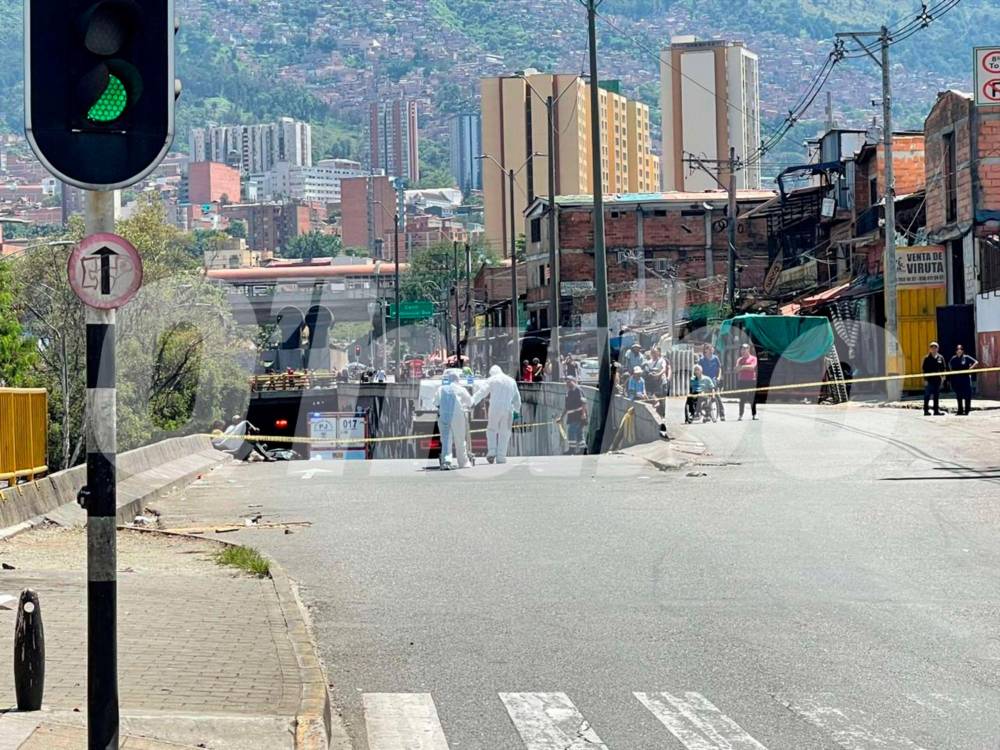 Agentes de la Secretaría de Movilidad realizaron la inspección del cadáver. /FOTO: SINDY VALLE