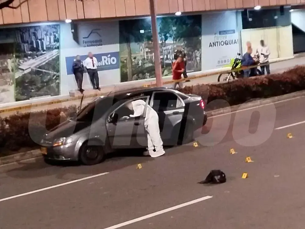 Los cuerpos de las víctimas quedaron dentro de este vehículo. En el lugar los investigadores recolectaron 17 vainillas de munición calibre 9 milímetros. <b><span class=mln_small-caps_mln>/FOTO: CORTESÍA</span></b>