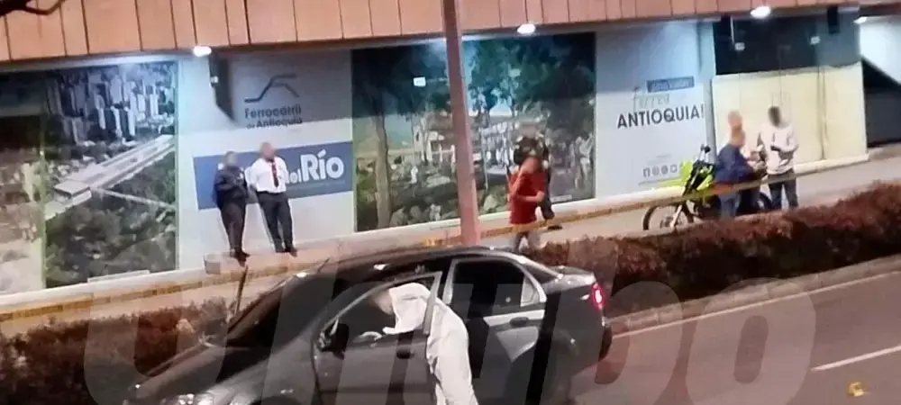 Los cuerpos de las víctimas quedaron dentro de este vehículo. En el lugar los investigadores recolectaron 17 vainillas de munición calibre 9 milímetros. /FOTO: CORTESÍA