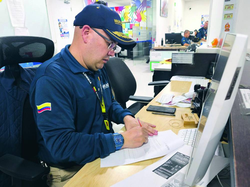 Migración Colombia sigue fortaleciendo sus controles en los aeropuertos del país para detectar a quienes llegan para un turismo que desde las autoridades se quiere combatir. FOTO: MIGRACIÓN COLOMBIA